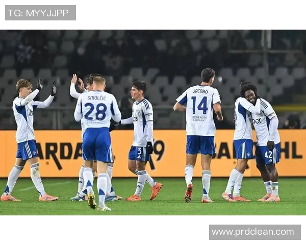 静冈特选队迎战巴拉圭球队展现足球魅力与竞技精神的较量